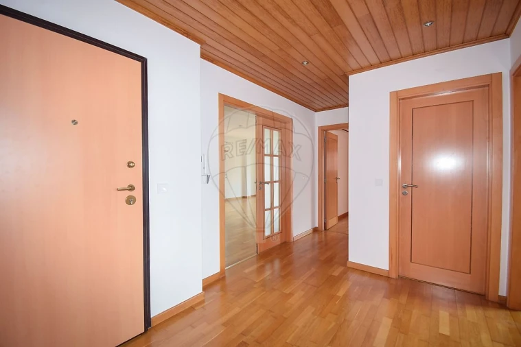 Apartamento T3 para Arrendamento em São Domingos de Rana Foto 6