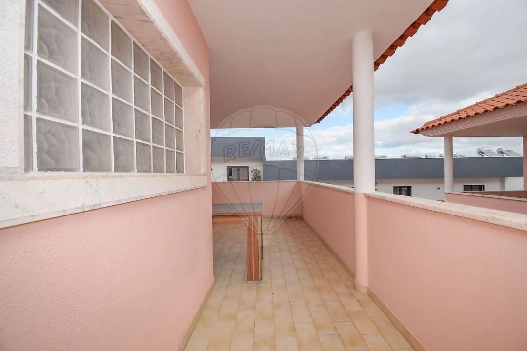 Apartamento T3 para Arrendamento em São Domingos de Rana Foto 9