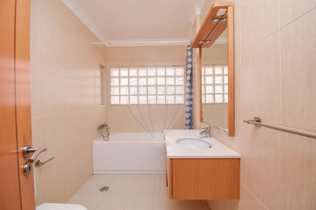 Apartamento T3 para Arrendamento em São Domingos de Rana Foto 16