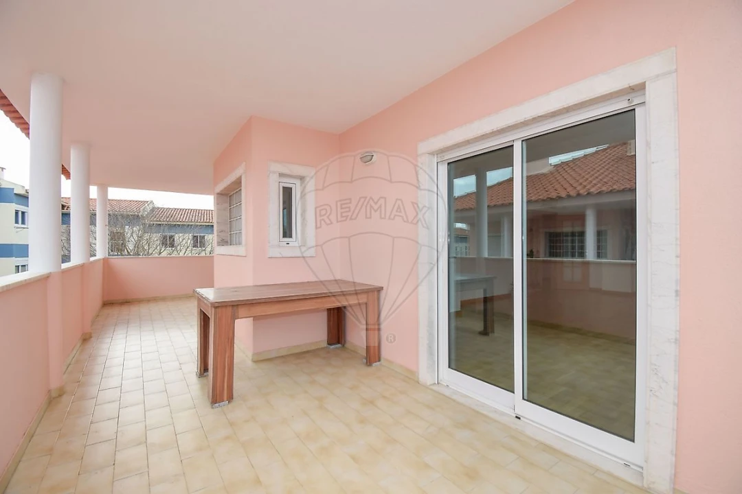 Apartamento T3 para Arrendamento em São Domingos de Rana Foto 12