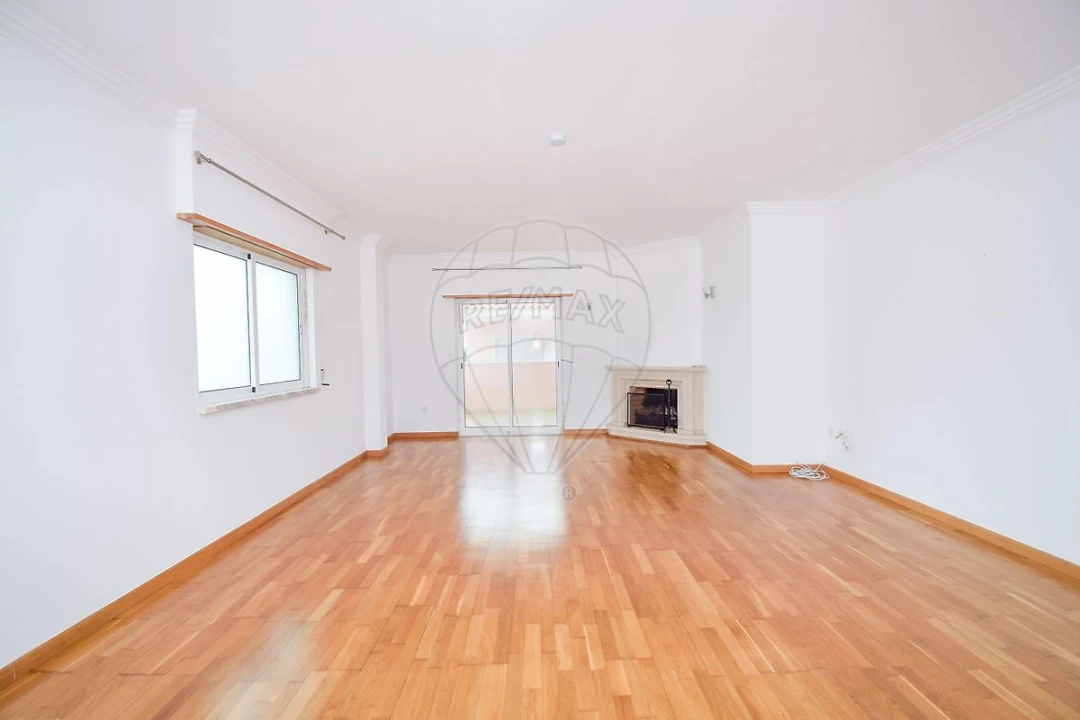 Apartamento T3 para Arrendamento em São Domingos de Rana Foto 3