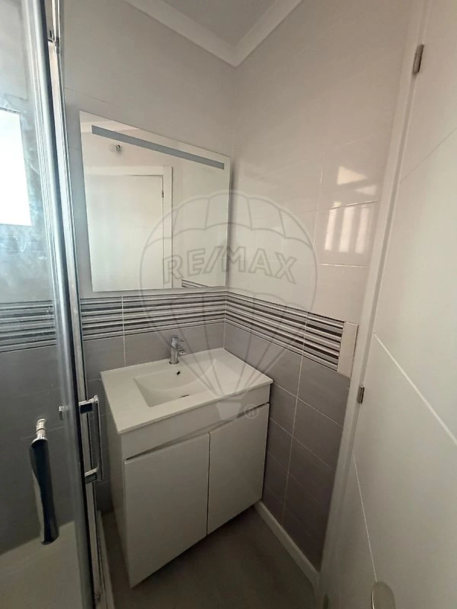 Apartamento T2 para Arrendamento em Pontinha e Famões Foto 9