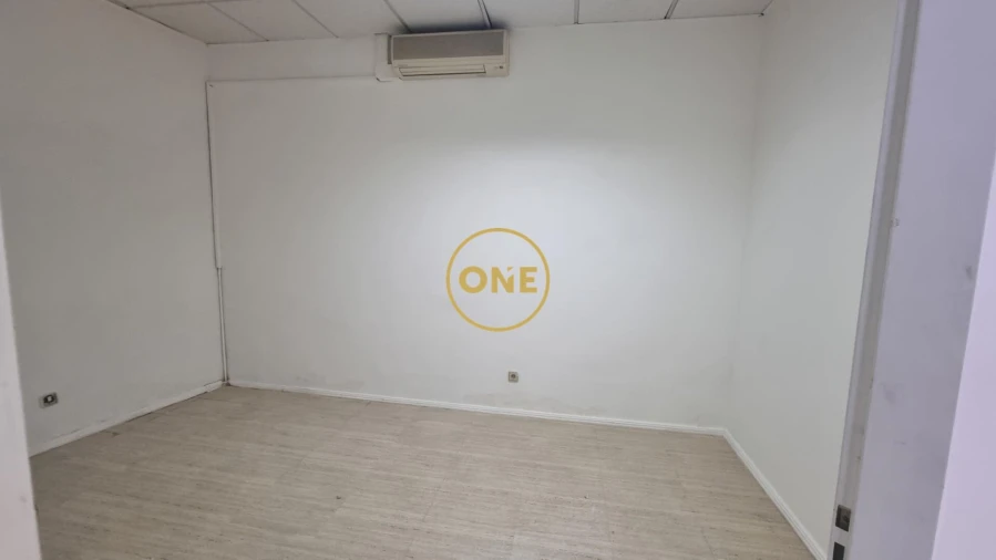 Loja para Arrendamento em Rio de Mouro Foto 2