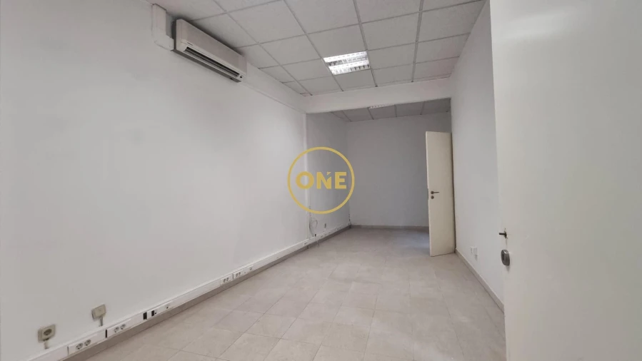 Loja para Arrendamento em Rio de Mouro Foto 14