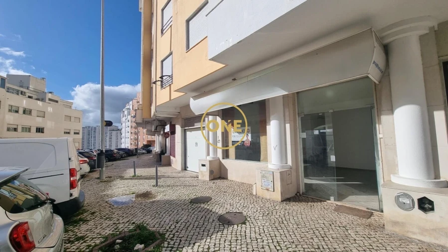 Loja para Arrendamento em Rio de Mouro