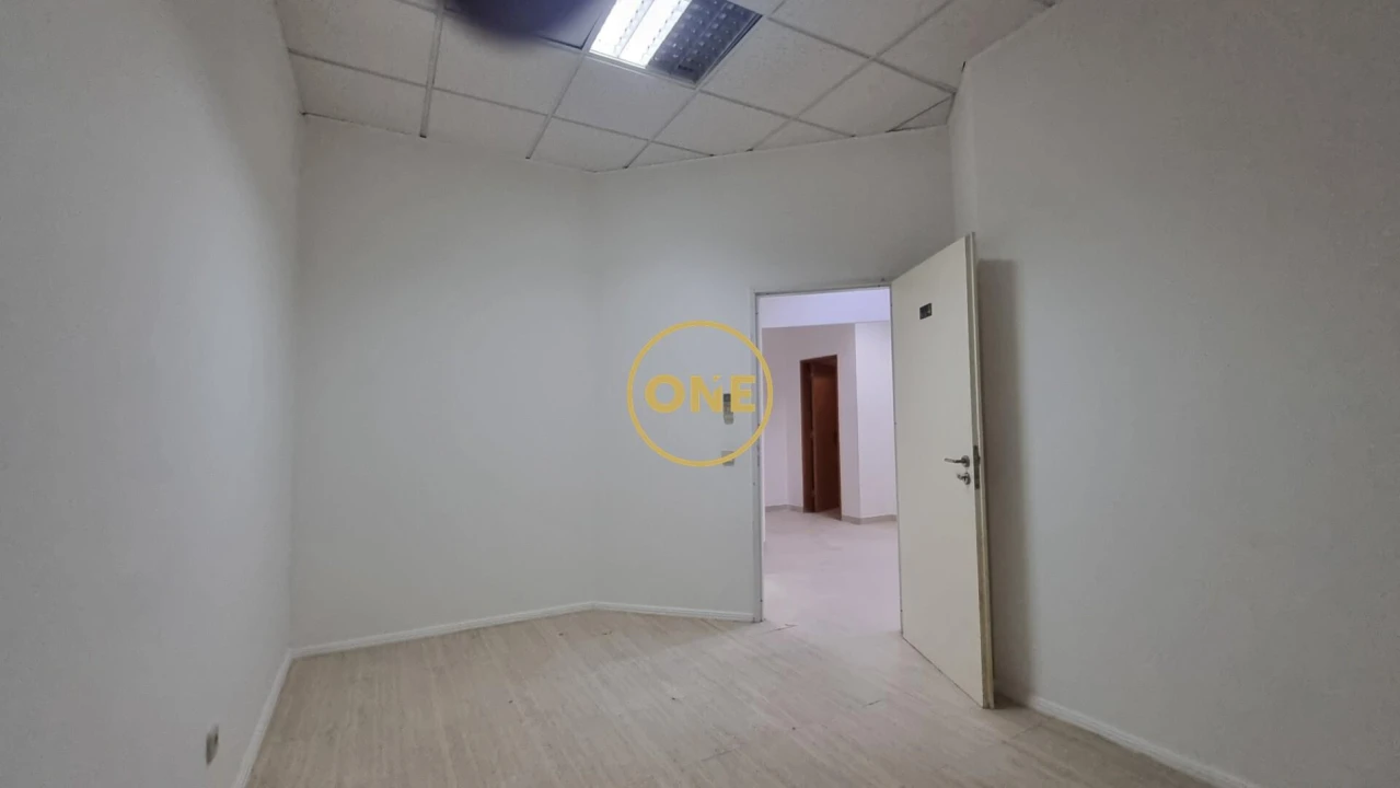 Loja para Arrendamento em Rio de Mouro Foto 9