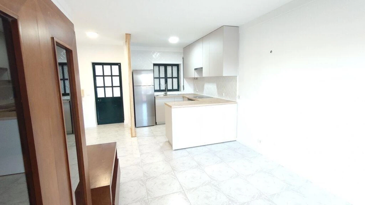 Apartamento T1 para Arrendamento em Gondarem Foto 11