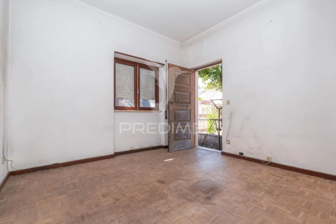 Moradia T5 para Venda em Santo Antonio dos Olivais Foto 15