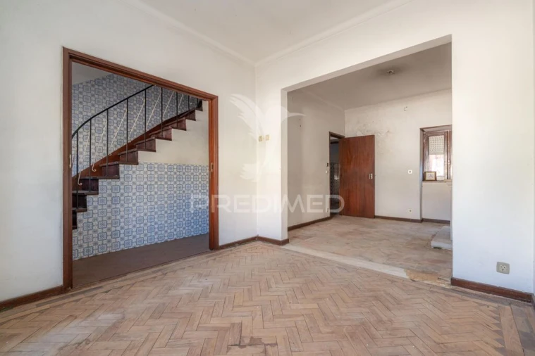 Moradia T5 para Venda em Santo Antonio dos Olivais Foto 7