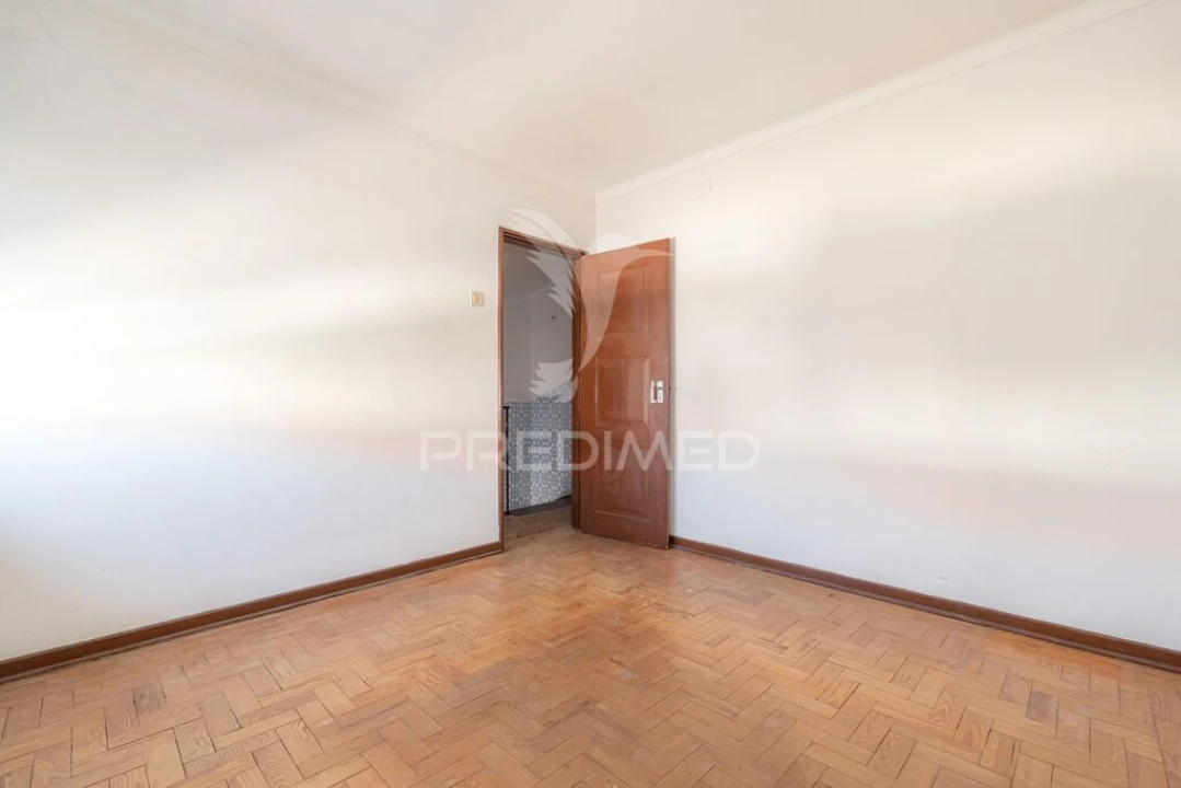 Moradia T5 para Venda em Santo Antonio dos Olivais Foto 18