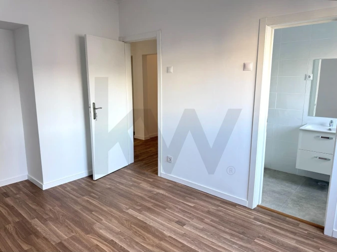 Apartamento T4 para Arrendamento em Campo de Ourique Foto 24