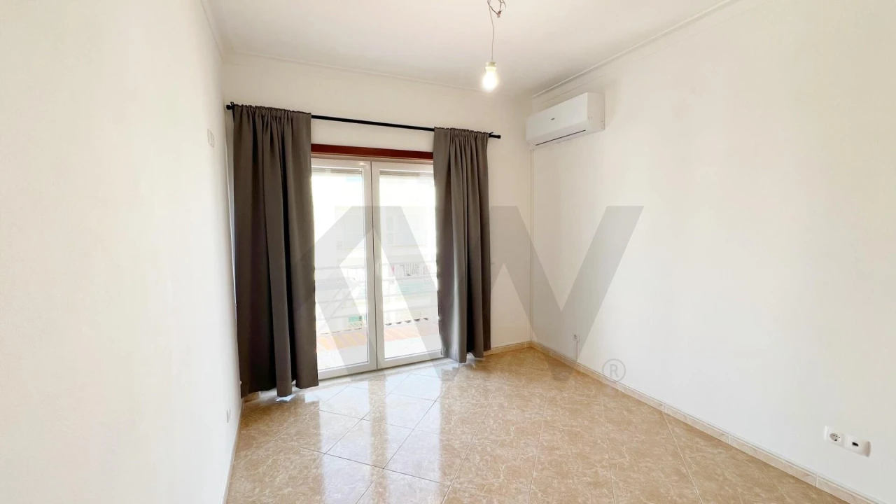 Apartamento T2 para Arrendamento em Estômbar e Parchal Foto 17