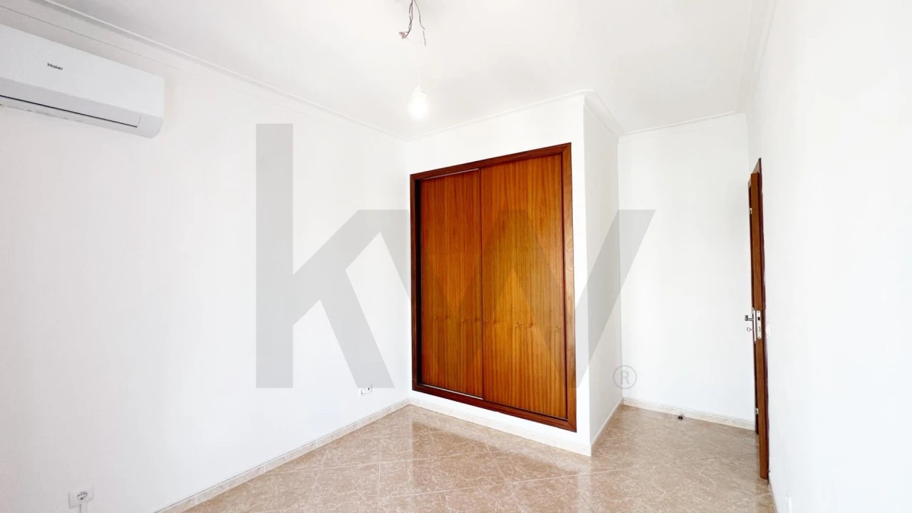 Apartamento T2 para Arrendamento em Estômbar e Parchal Foto 19