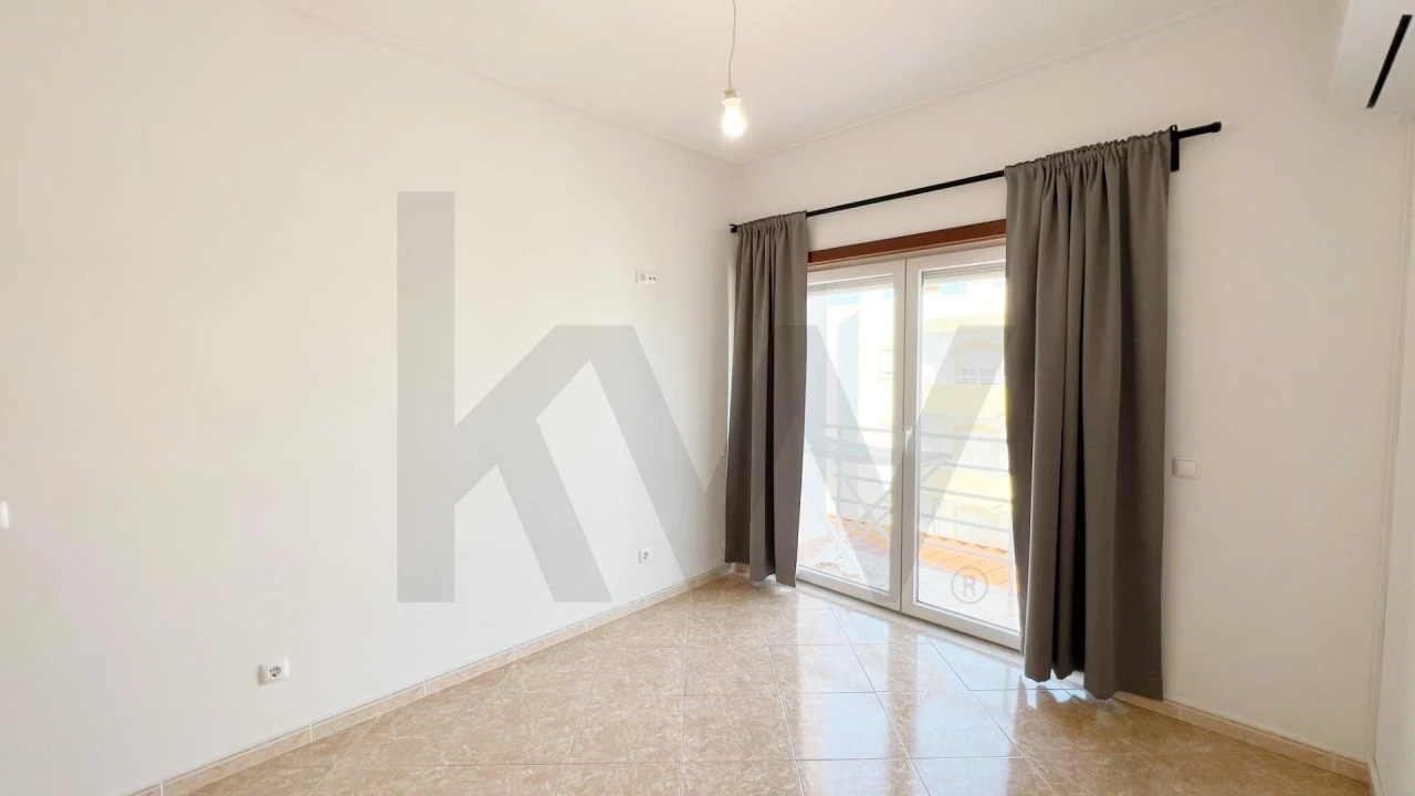 Apartamento T2 para Arrendamento em Estômbar e Parchal Foto 16