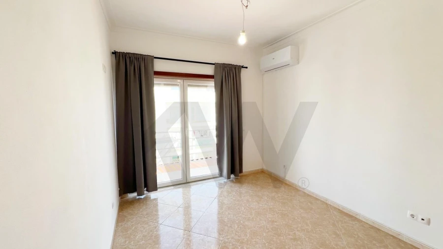 Apartamento T2 para Arrendamento em Estômbar e Parchal Foto 17