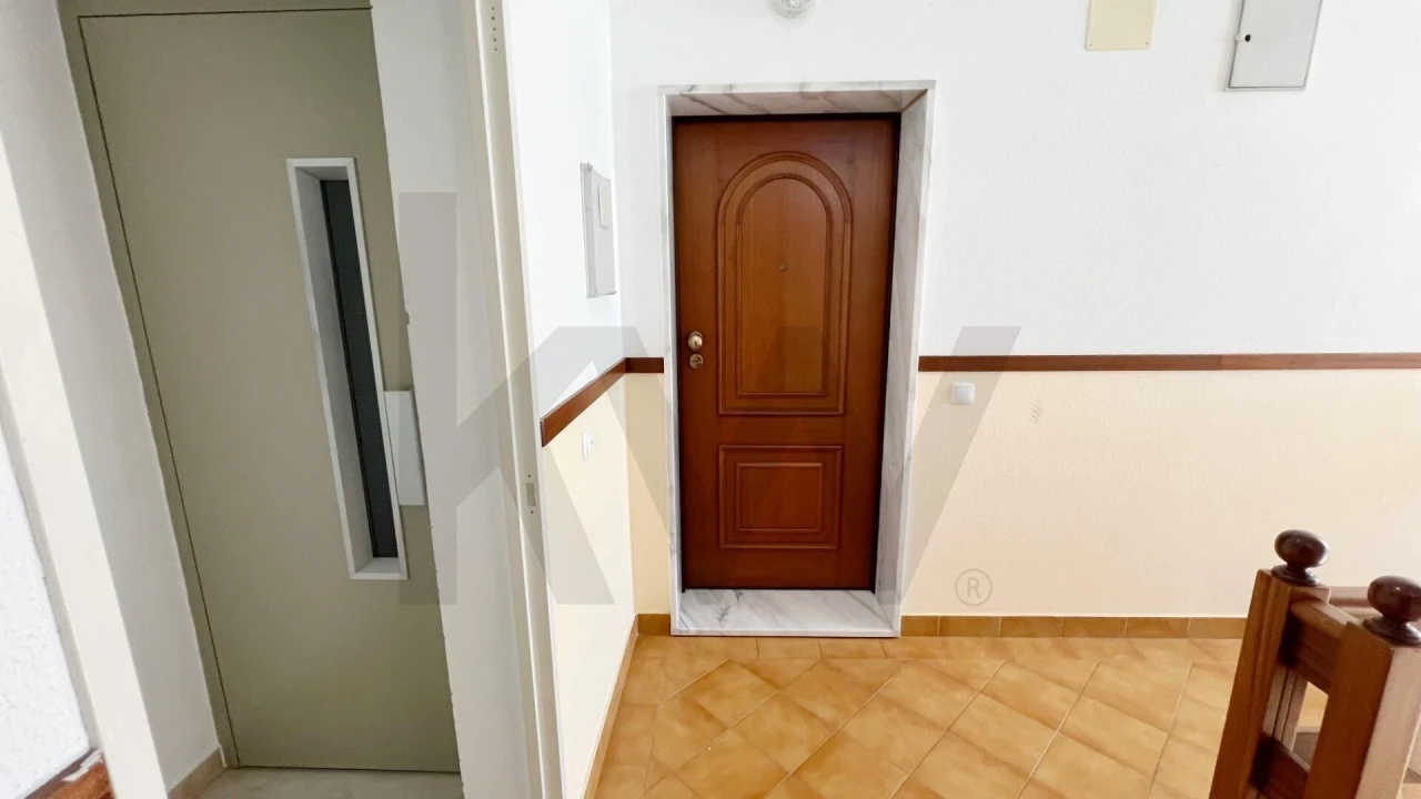 Apartamento T2 para Arrendamento em Estômbar e Parchal Foto 28