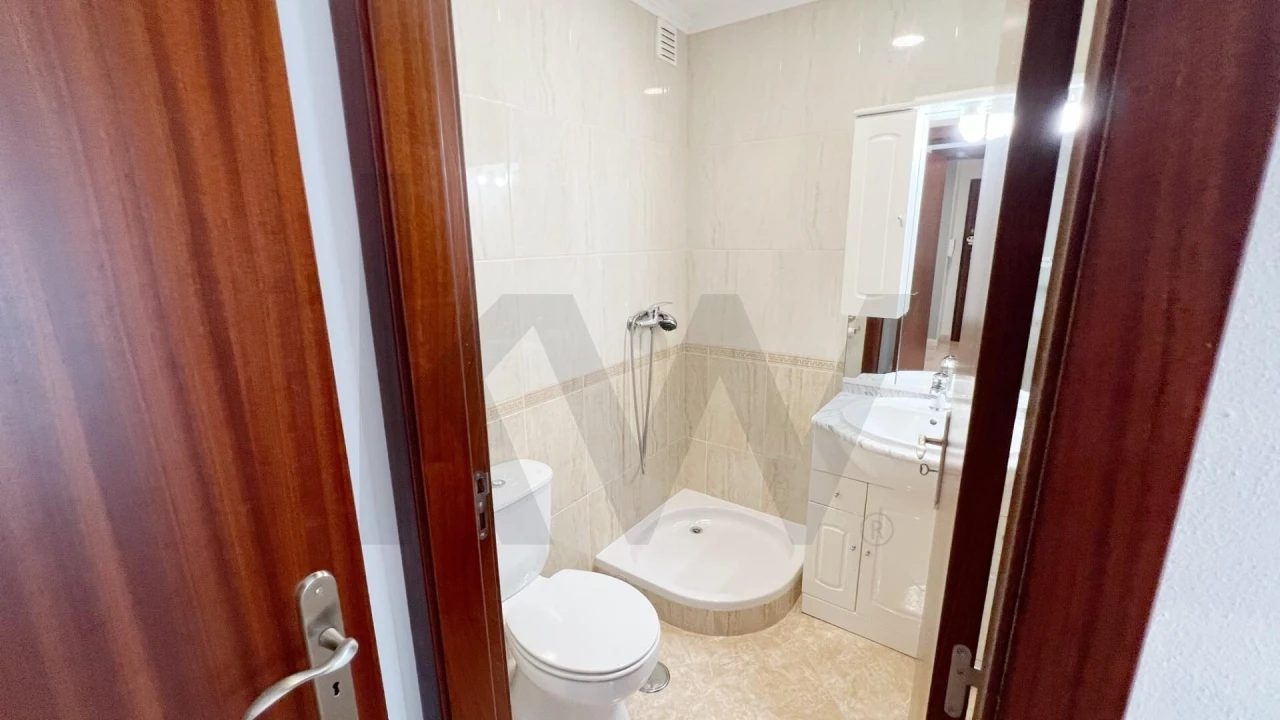 Apartamento T2 para Arrendamento em Estômbar e Parchal Foto 14