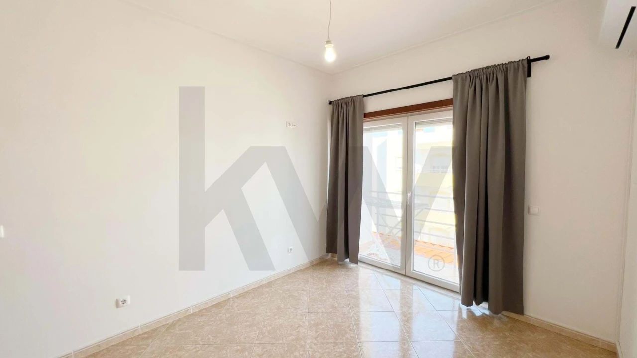 Apartamento T2 para Arrendamento férias em Estômbar e Parchal Foto 16