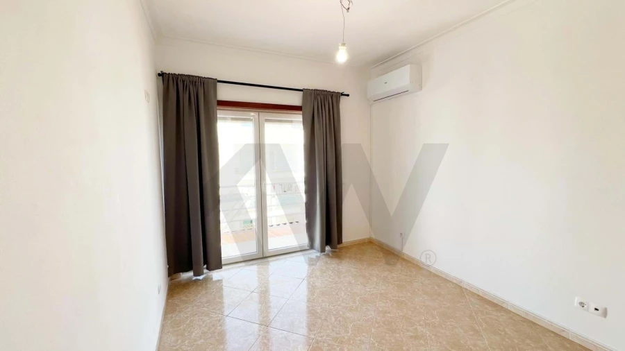 Apartamento T2 para Arrendamento férias em Estômbar e Parchal Foto 17