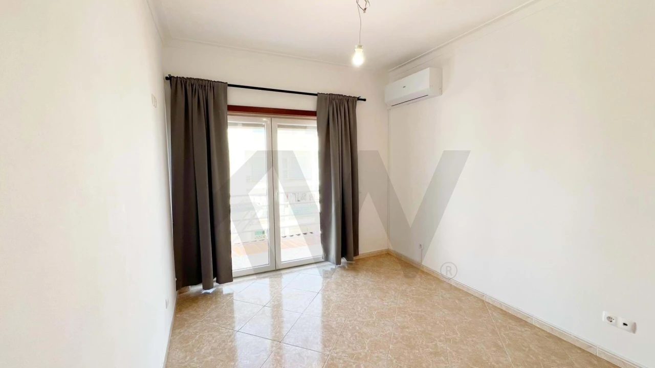 Apartamento T2 para Arrendamento férias em Estômbar e Parchal Foto 17