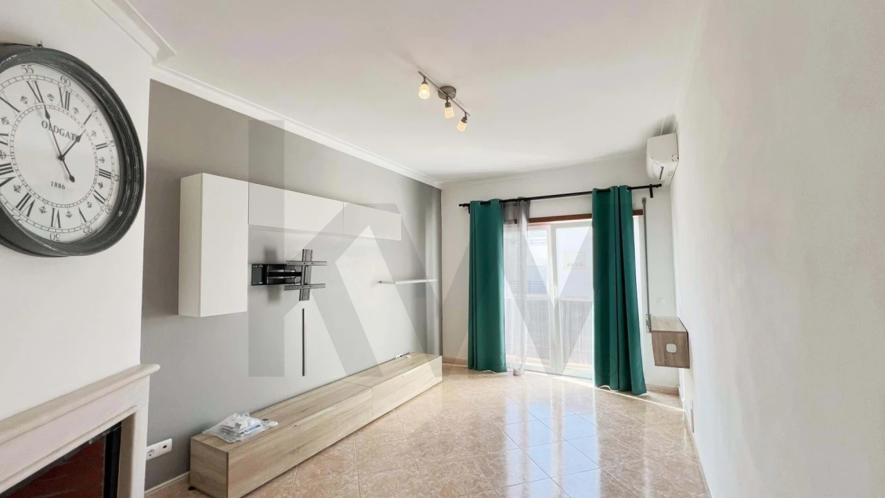 Apartamento T2 para Arrendamento férias em Estômbar e Parchal Foto 1