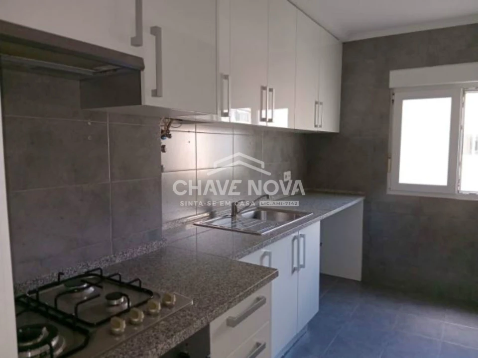 Apartamento T2 para Arrendamento em Campo de Ourique Foto 2