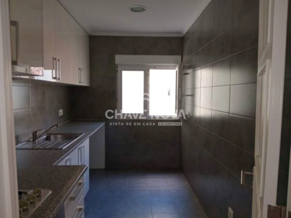 Apartamento T2 para Arrendamento em Campo de Ourique Foto 3