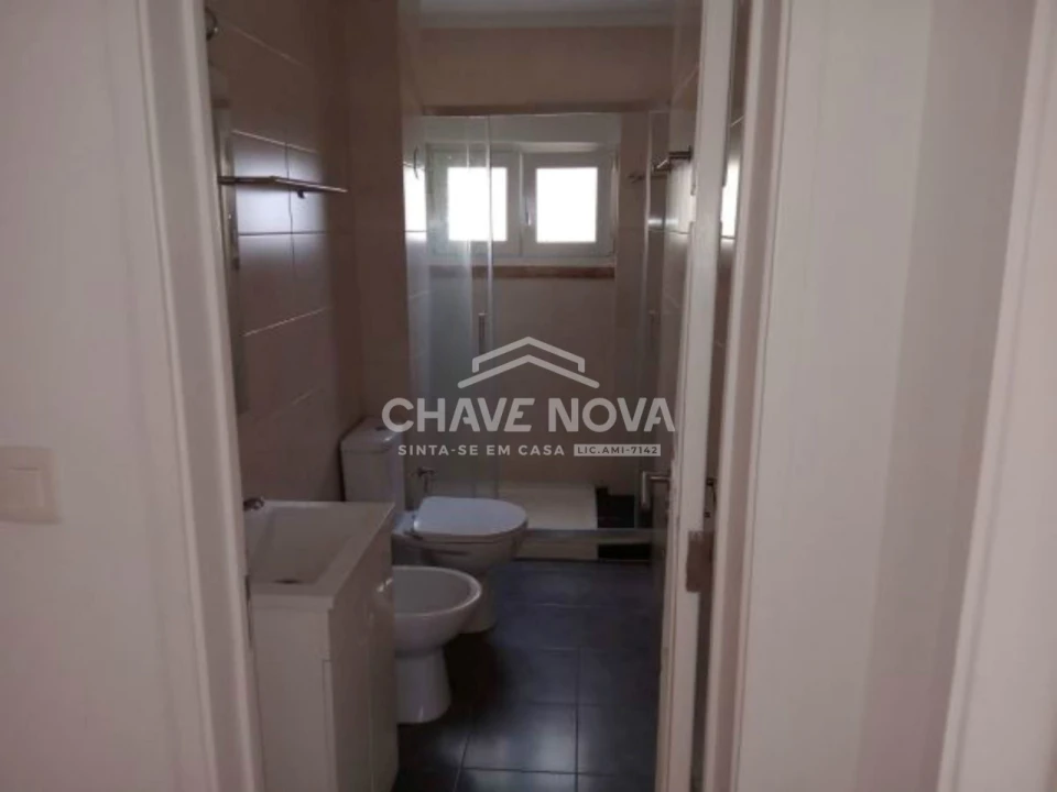 Apartamento T2 para Arrendamento em Campo de Ourique Foto 4