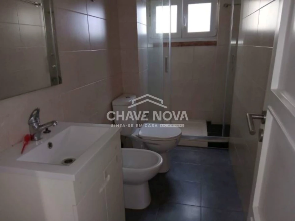 Apartamento T2 para Arrendamento em Campo de Ourique Foto 5