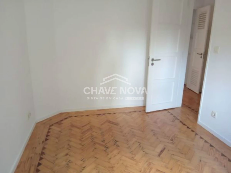 Apartamento T2 para Arrendamento em Campo de Ourique Foto 7