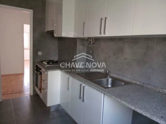 Apartamento T2 para Arrendamento em Campo de Ourique Foto 1