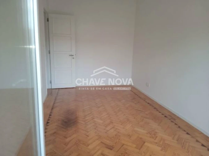 Apartamento T2 para Arrendamento em Campo de Ourique Foto 10
