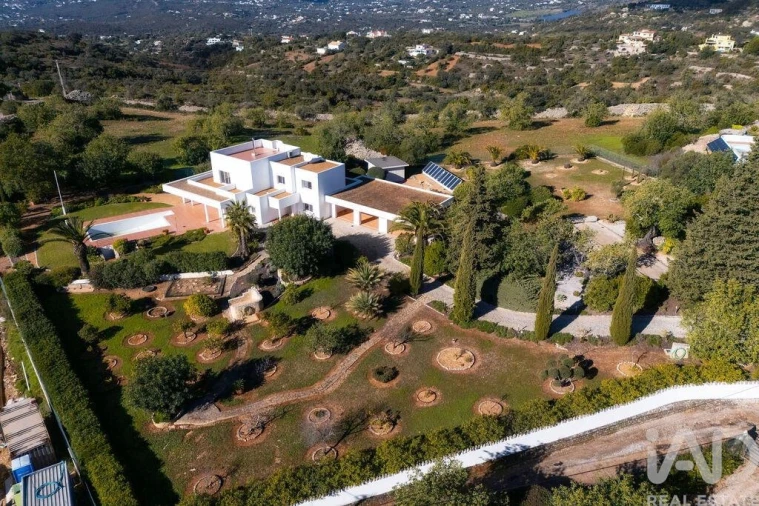 Moradia T3 para Venda em Santa Barbara de Nexe Foto 2