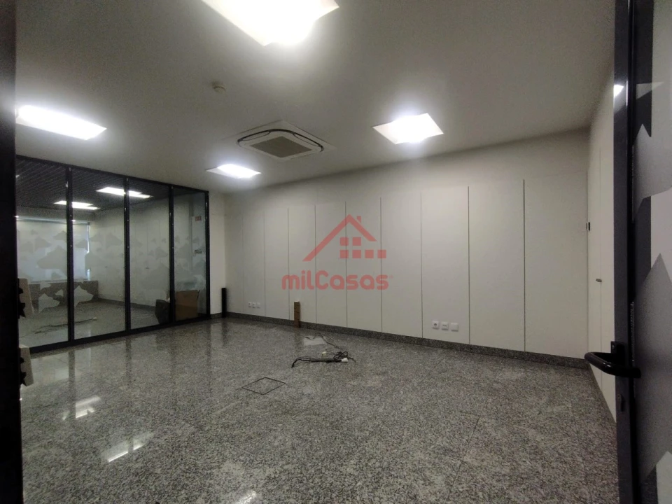 Loja para Arrendamento em Santa Maria, São Pedro e Matacães Foto 7