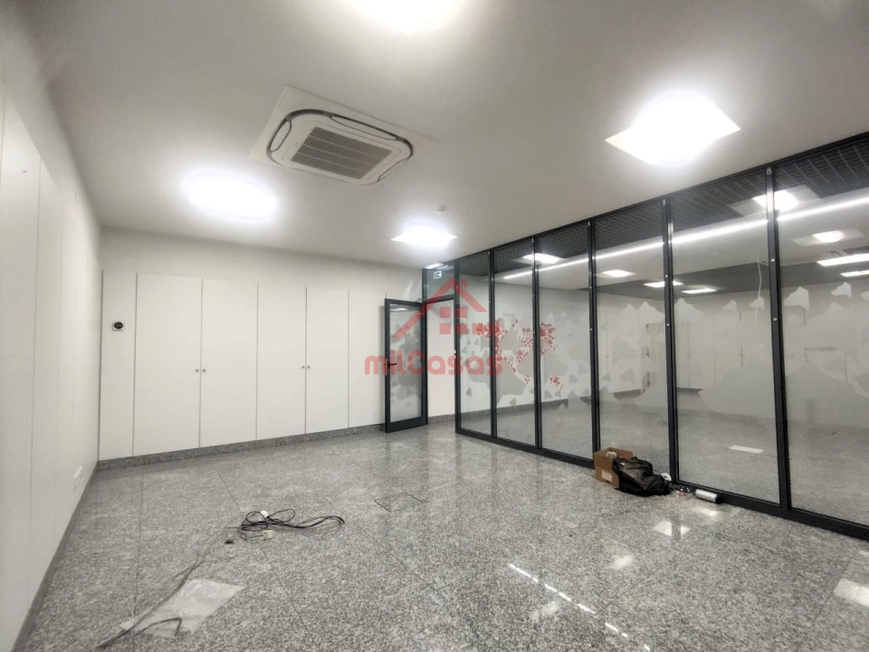 Loja para Arrendamento em Santa Maria, São Pedro e Matacães Foto 9