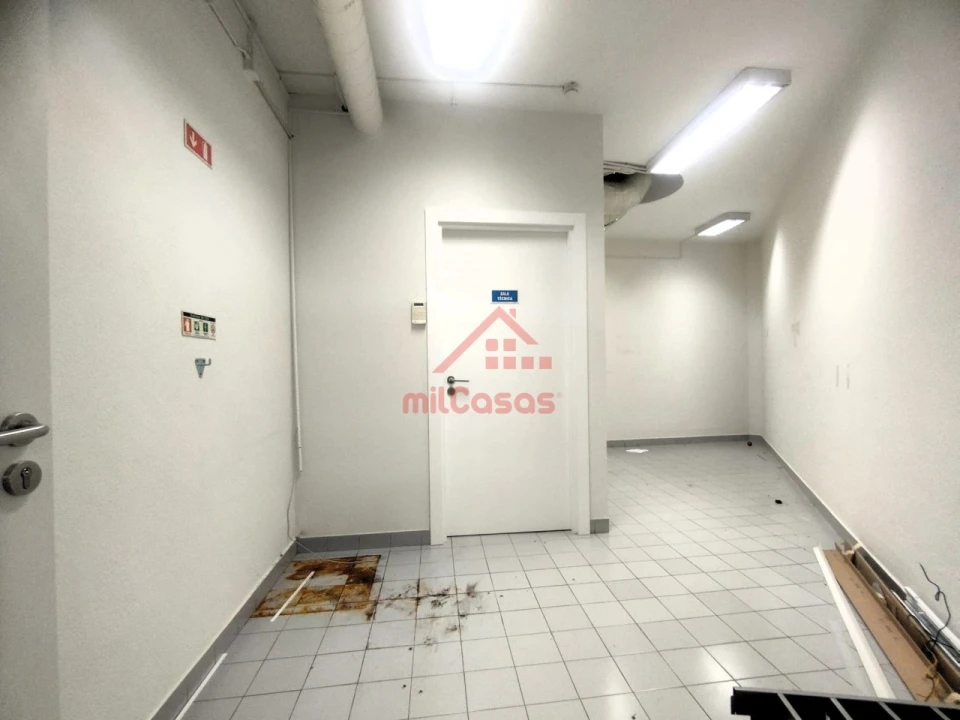 Loja para Arrendamento em Santa Maria, São Pedro e Matacães Foto 15