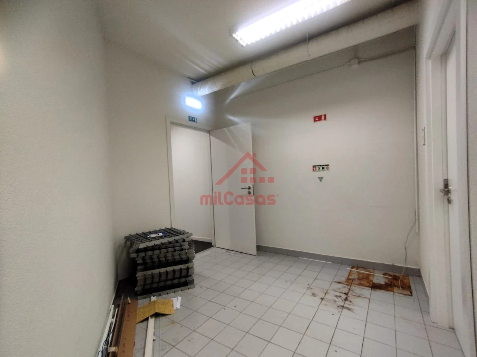 Loja para Arrendamento em Santa Maria, São Pedro e Matacães Foto 16