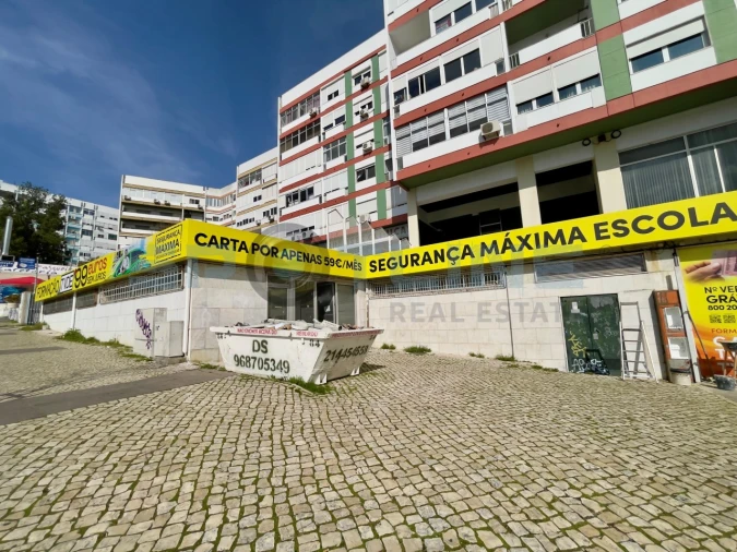 Loja para Arrendamento em Almada, Cova da Piedade, Pragal e Cacilhas