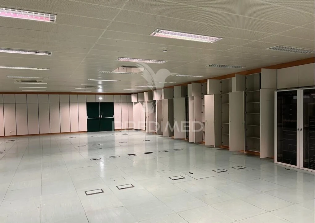 Armazém para Venda em Carnaxide e Queijas Foto 8