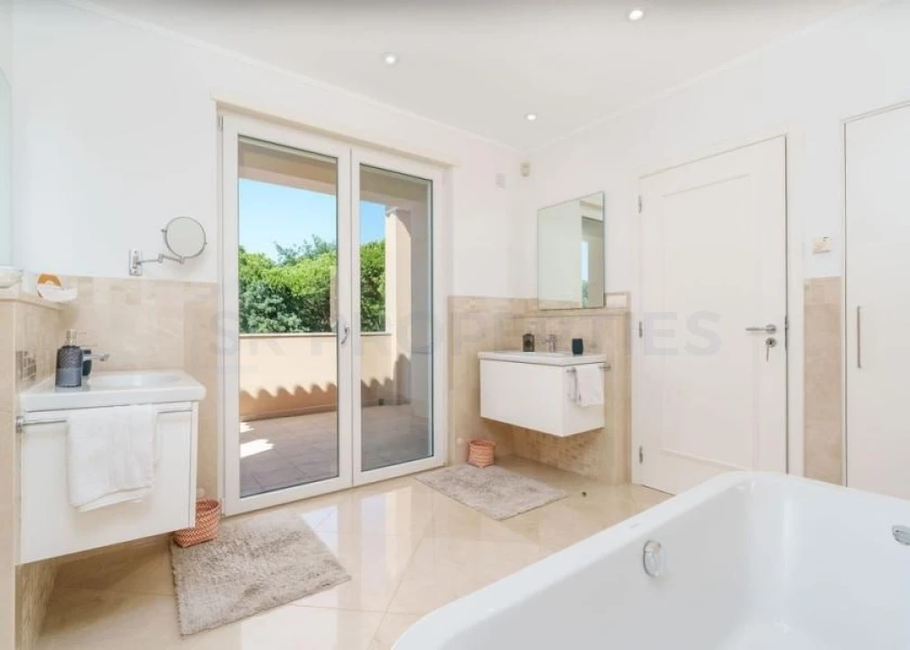 Moradia T4 para Venda em Quarteira Foto 5