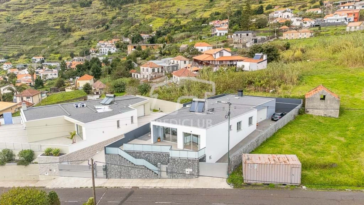 Moradia T3 para Venda em Arco da Calheta Foto 35