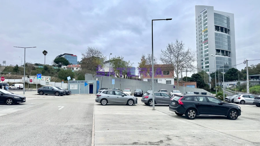 Terreno para Venda em Algés, Linda-A-Velha e Cruz Quebrada-Dafundo Foto 1