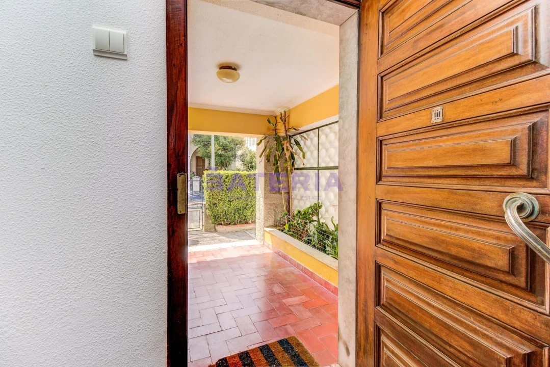 Moradia T5 para Venda em Algés, Linda-A-Velha e Cruz Quebrada-Dafundo Foto 3