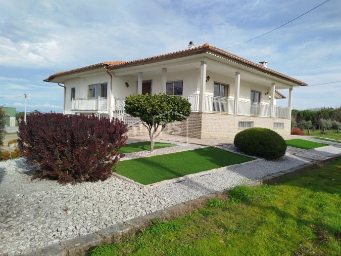 Moradia T4 para Venda em Tourais e Lajes Foto 1