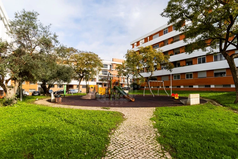 Apartamento T3 para Venda em Quelfes Foto 36