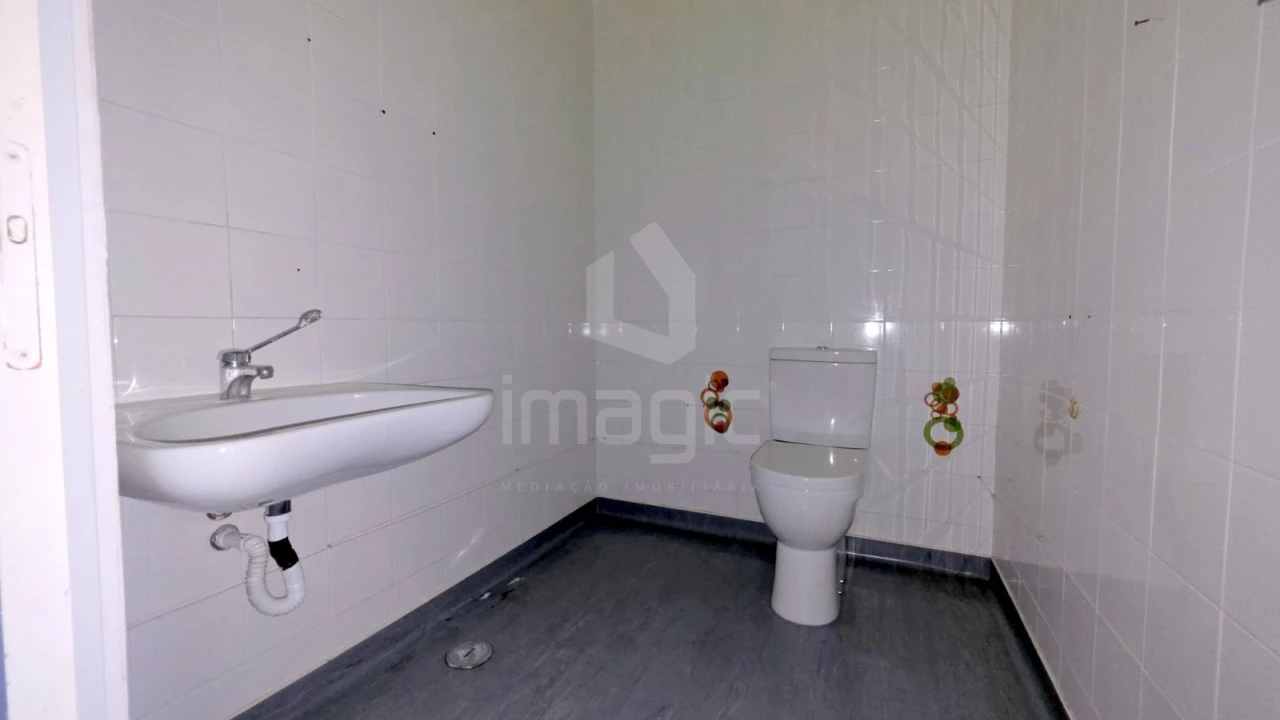 Loja para Arrendamento em Santa Maria, São Pedro e Matacães Foto 9