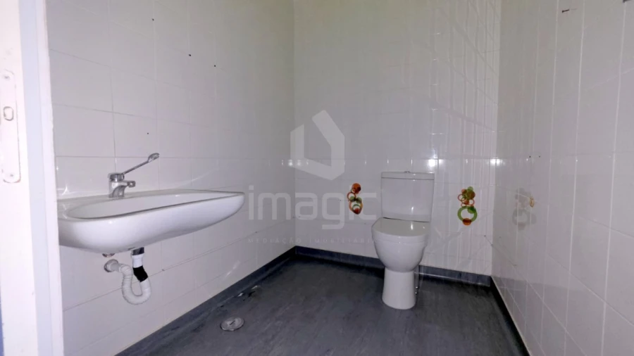 Loja para Arrendamento em Santa Maria, São Pedro e Matacães Foto 9