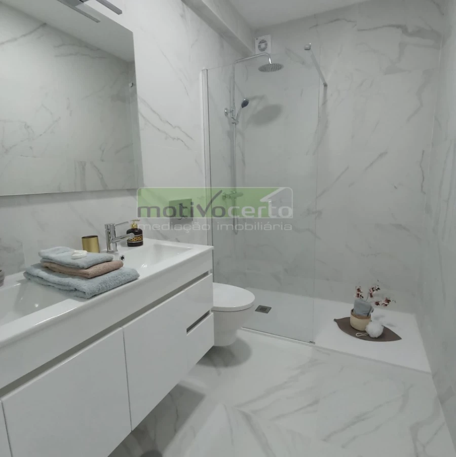 Apartamento T2 para Venda em Campolide Foto 16