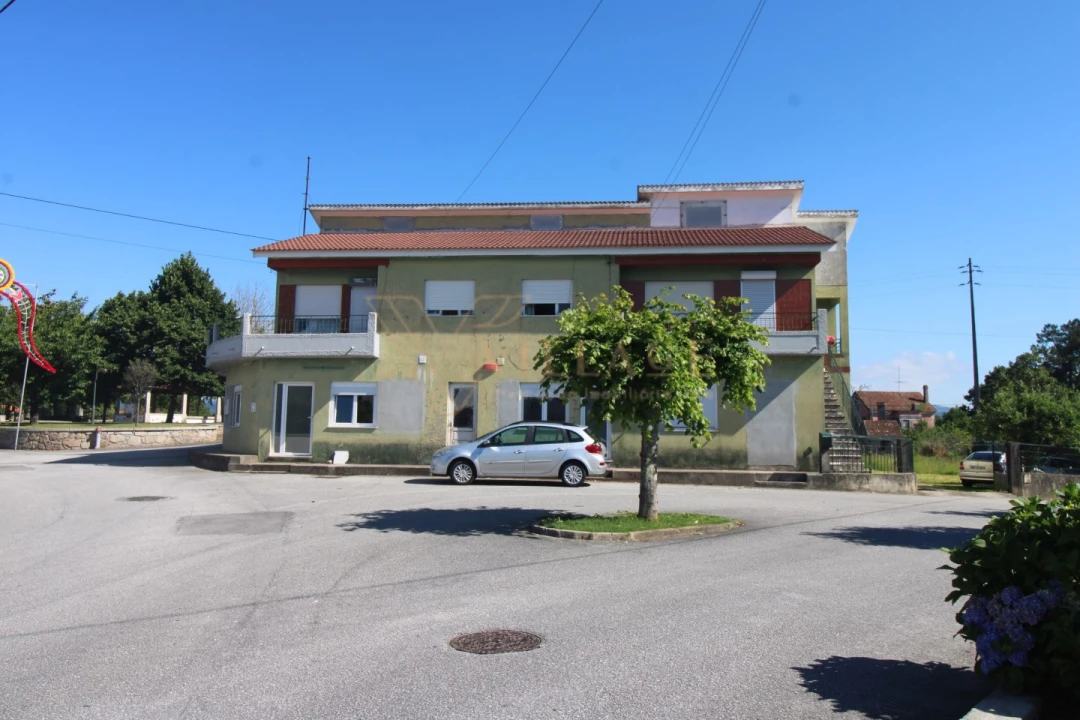 Moradia T9 para Venda em Campos e Vila Meã Foto 1