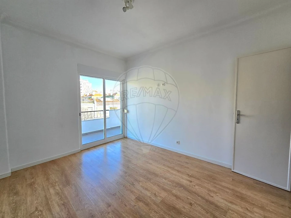 Apartamento T2 para Arrendamento em Odivelas Foto 9